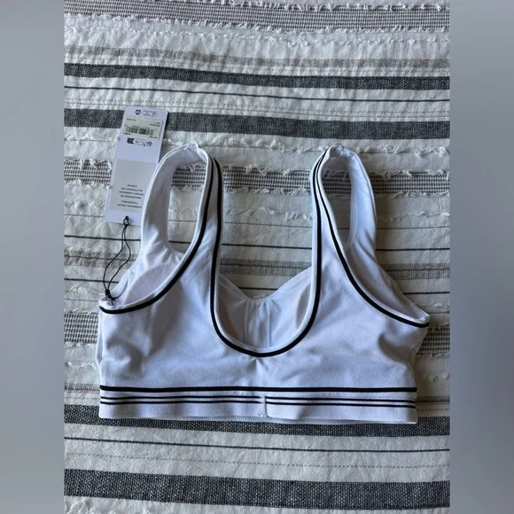 ALO Yoga Airbrush Heart Throb Bra NWT S - Picture 8 of 8